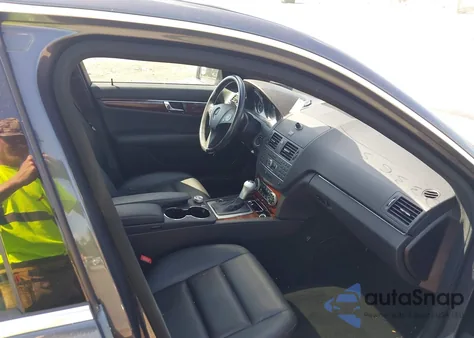 2011 Mercedes-Benz C 300 Luxury 4Matic/Sport 4Matic z USA, uszkodzony, nr VIN WDDGF8BB3BF643085